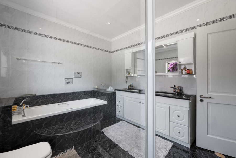 5 Bedroom Property for Sale in Stellenbosch Farms Western Cape